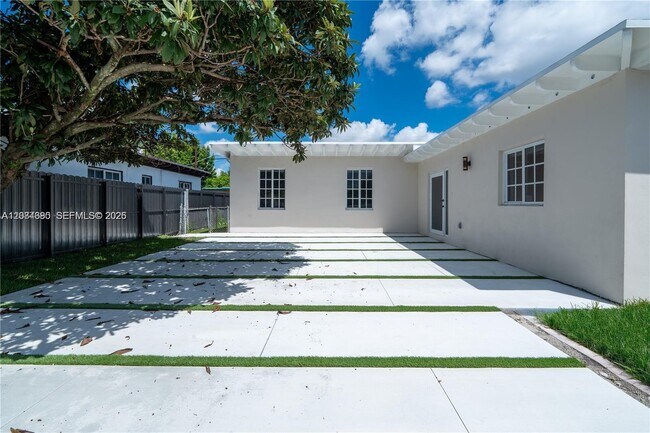 Foto del edificio - 323 NW 104th Terrace