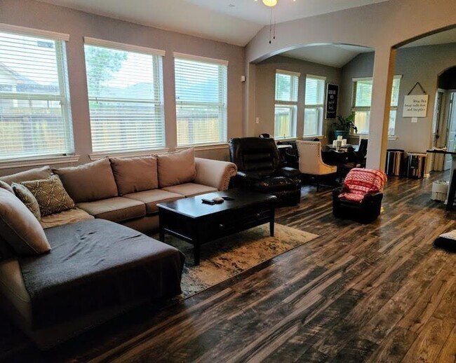 Foto del edificio - 6915 Hunters Trace Ln