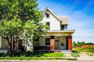 Building Photo - 2207 S Walnut St