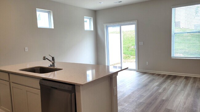 Building Photo - *NEW* 3 BR Townhome in the Hughland Park n...