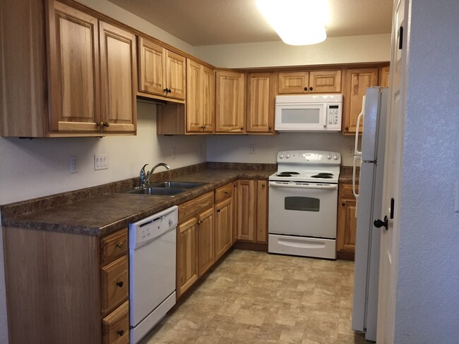 Building Photo - 2 Bedroom 1 Bath Lower Level Unit in Villa...