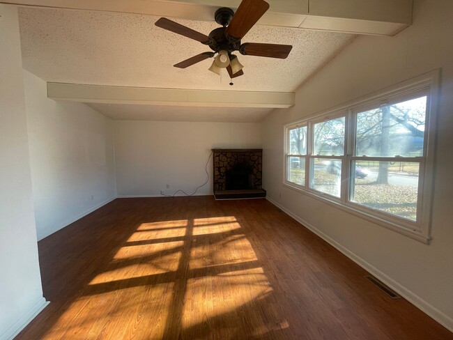 Building Photo - Beautiful 3 bedroom home in the Kickapoo S...