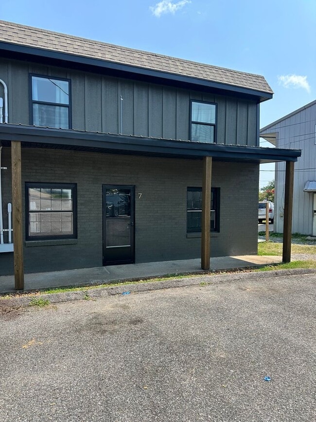 Building Photo - 904 Coldwater Rd