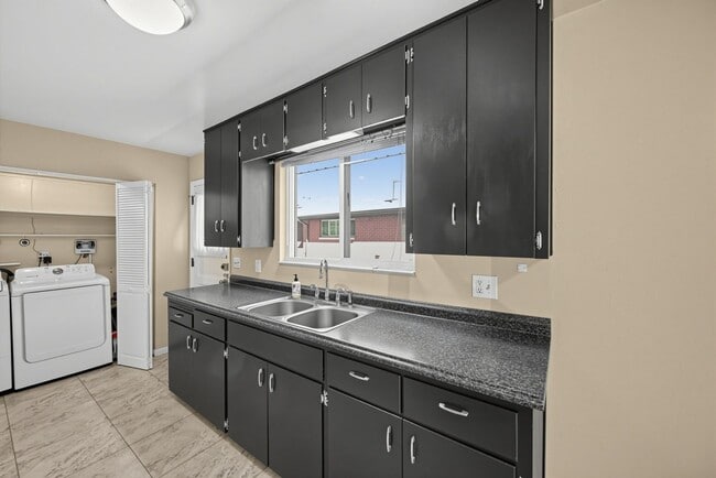 Building Photo - 1055 S Dale Ct