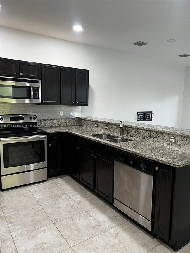 Building Photo - 11512 SW 151st Ave
