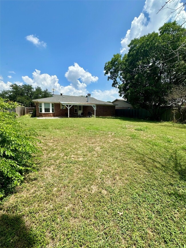 Building Photo - 6524 Blue Grass Dr