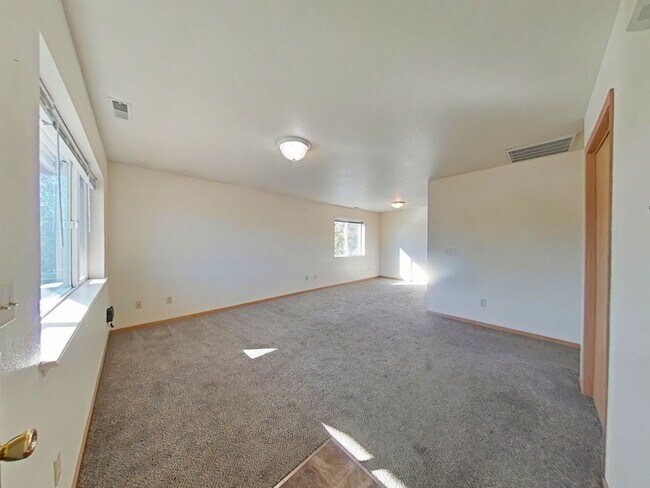 Foto del edificio - 3 Bedroom with DETACHED GARAGE! Great Cent...