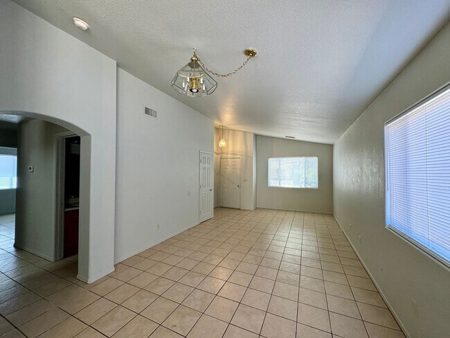 Building Photo - Nice 3 Bedroom near Davis-Monthan AFB