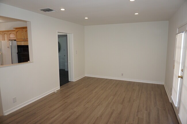 Foto del edificio - 7633 Enfield Ave