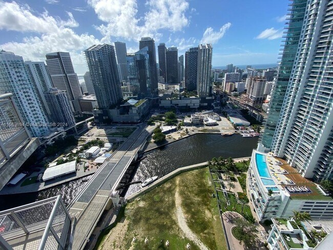 Foto del edificio - 350 S Miami Ave