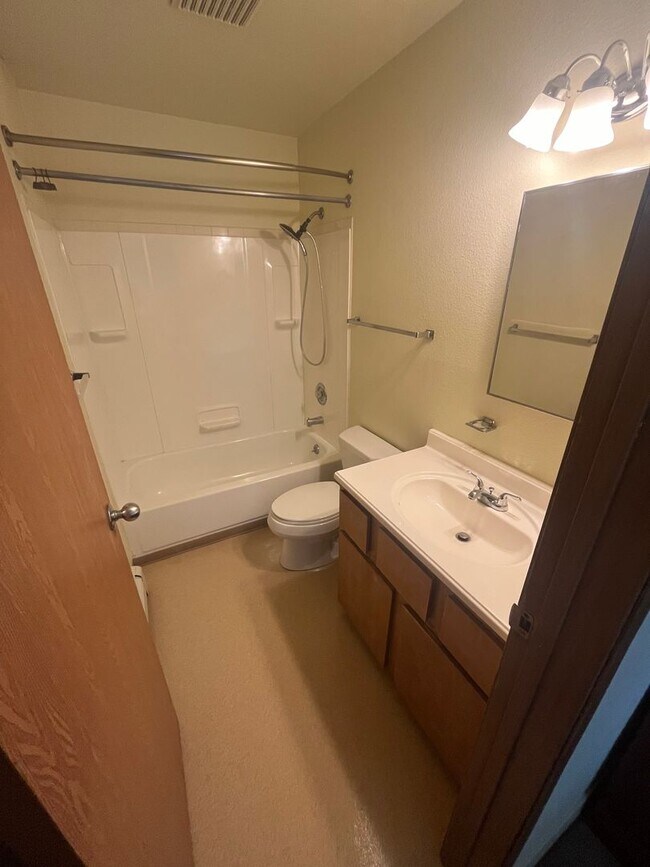 Foto del edificio - Partially furnished/heat included/4 bedroom
