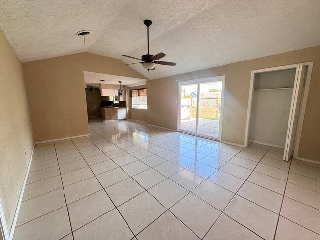 Building Photo - 228 Meadowlawn St
