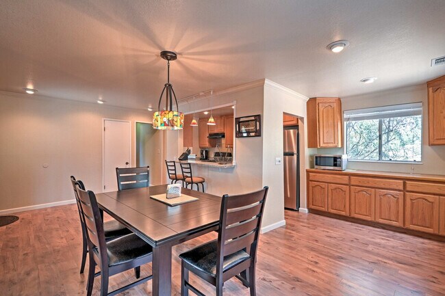 Building Photo - 10505 Center Ave