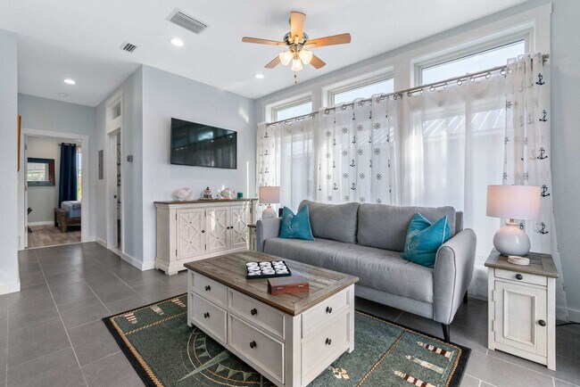 Building Photo - 11 Comares Ave S