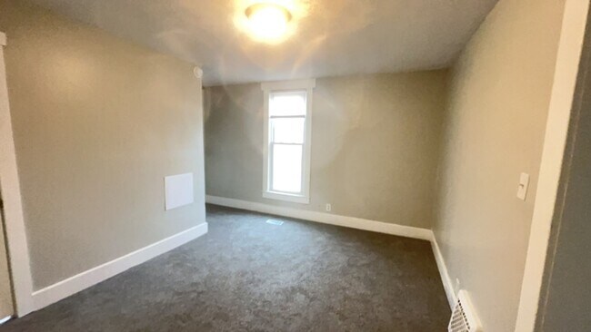 Foto del edificio - 5 Bedroom 2 Bathroom Home! Large Front Porch! Nice backyard!