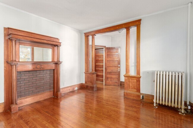 Building Photo - Large, newly renovated 4 bed unit with in-...
