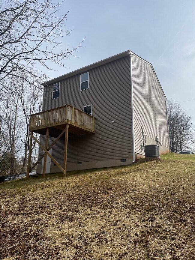 Foto del edificio - 132 Grassy Meadow Ln
