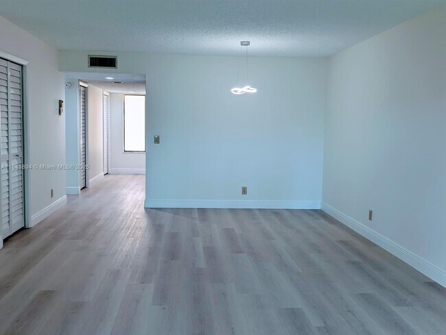 Foto del edificio - 16491 Blatt Blvd