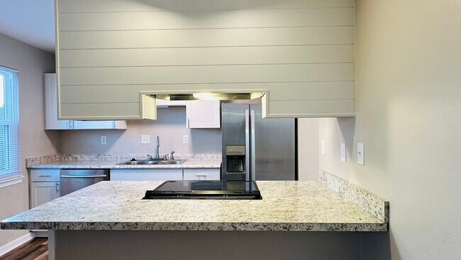 Foto del edificio - 3 BEDROOM END UNIT TOWNHOUSE FOR RENT IN V...