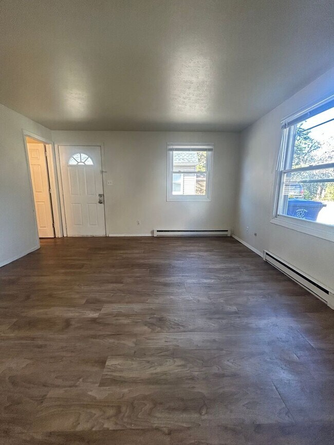 Building Photo - 804 7th St - Duplex