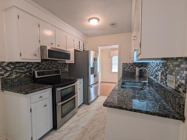 Building Photo - Ranch Style 3BD/ 2 Bath - Fully Fenced In!