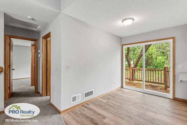Foto del edificio - 3 Bedroom Home in Mounds View