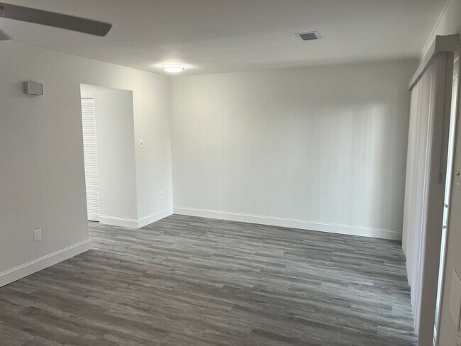 Foto del edificio - Updated Townhouse In Herndon