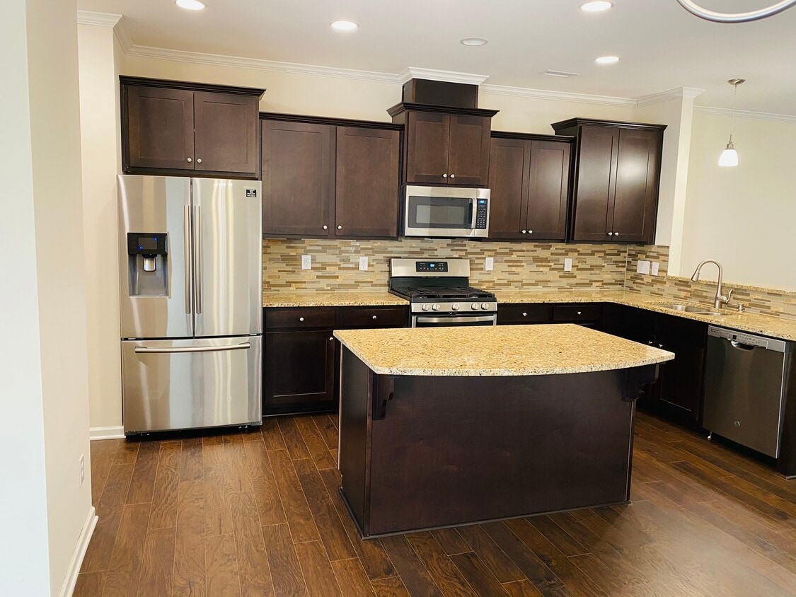 Kitchen - 1005 Myers Point Dr