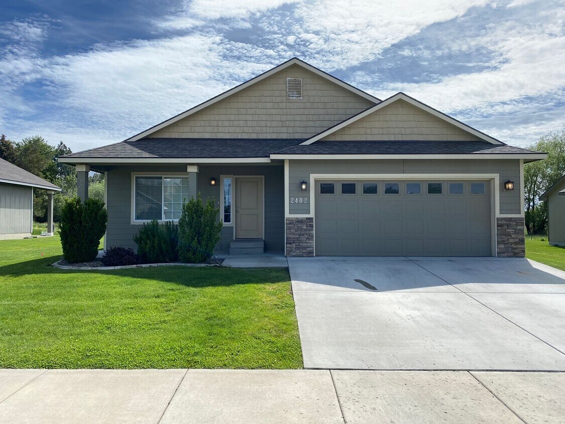 Primary Photo - Well-Built 3 Bedroom Home for Rent!