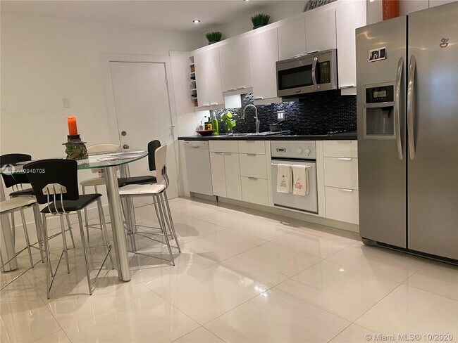 Foto del edificio - 2220 NE 68th St
