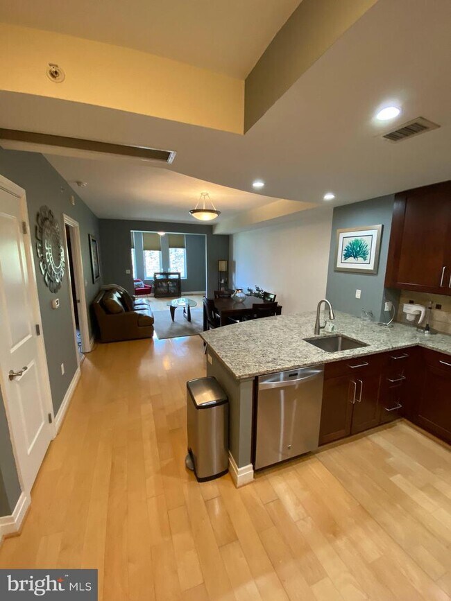 Foto del edificio - 8220 Crestwood Heights Dr