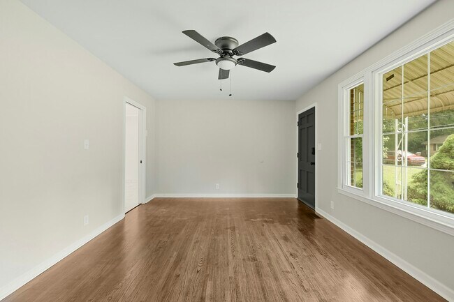 Foto del edificio - 1347 Gibson Dr