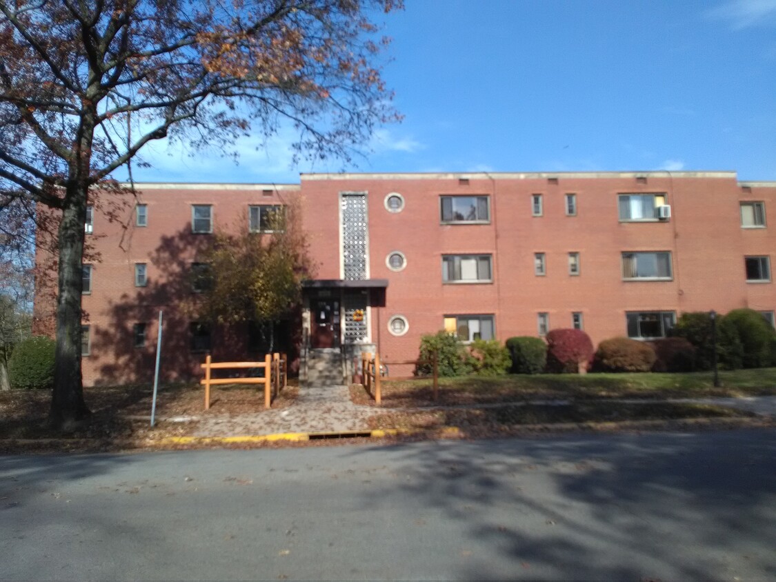 Primary Photo - Hoodridge Manor Apartments