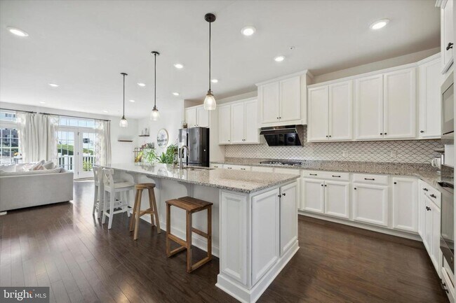 Foto del edificio - 831 Stonecliffe Rd