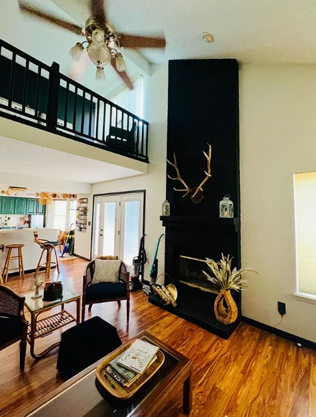 Foto del edificio - Room in a large shared home, great neighborhood, friendly roommates!