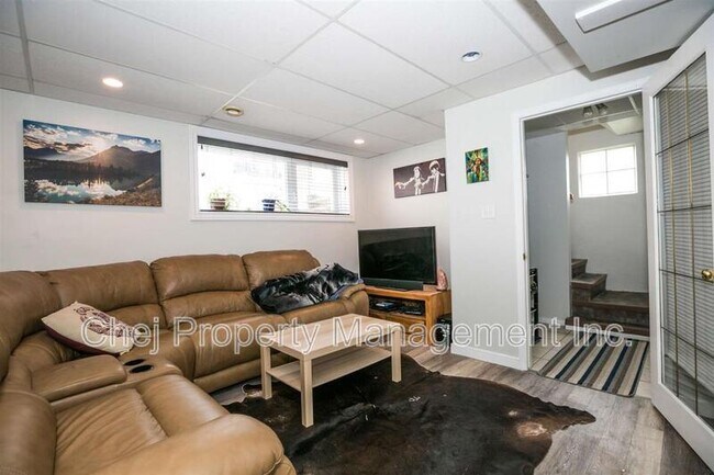 Photo du bâtiment - 9811-9869 69 Ave NW