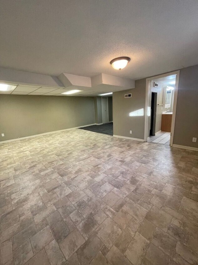 1407 5th St SE Unit B, Austin, MN 55912 Room for Rent in Austin, MN