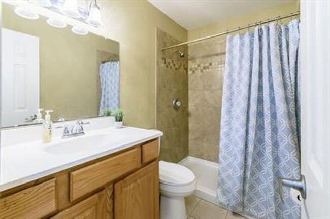 Building Photo - 2 Bed 1 Bath Duplex