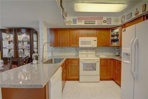 Building Photo - 2710 Riverside Dr