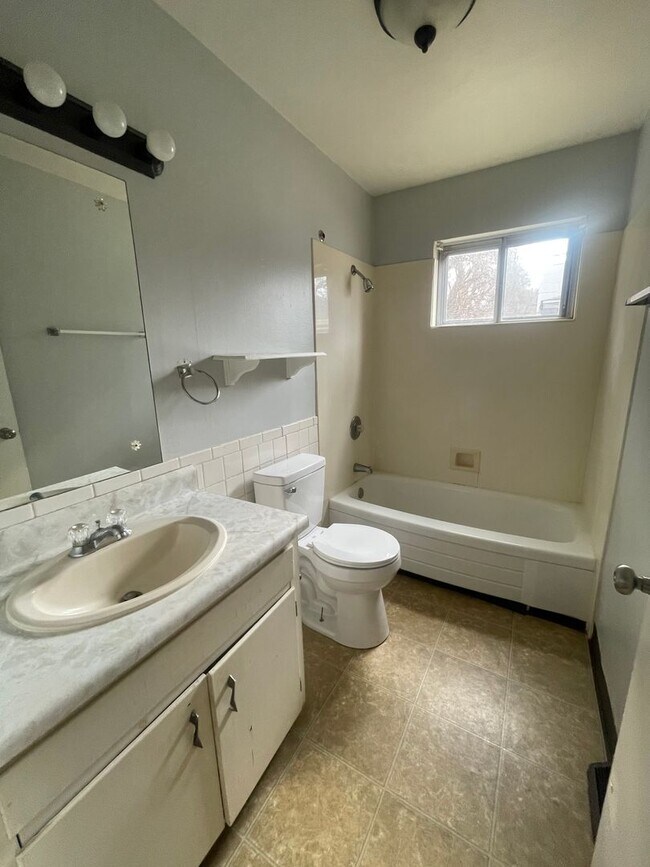 Building Photo - Available now 2 bedroom 1 bath apartment