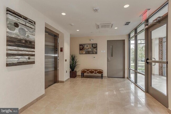 Building Photo - 905 N Arlington Blvd
