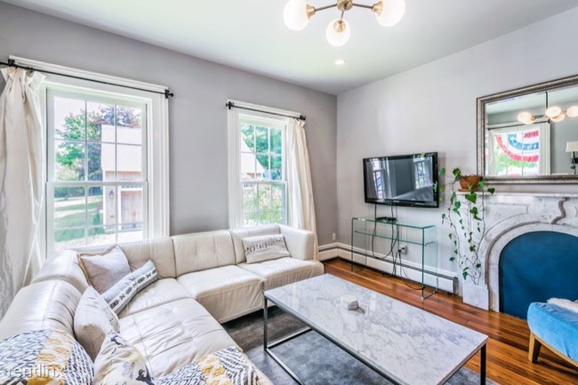 Foto del edificio - 3 br, 2 bath House - 19 Maple Ave