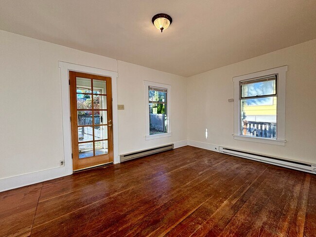 Building Photo - Charming Bungalow 1 bd/1ba Private Fully F...