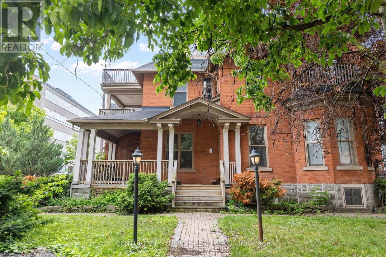 Primary Photo - 450-450 MacLaren St