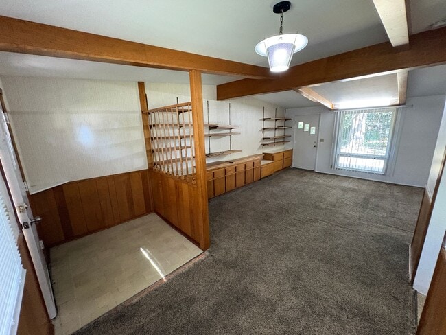 Building Photo - COMING SOON! Meadowlane neighborhood, Fenced Backyard, Laundry included