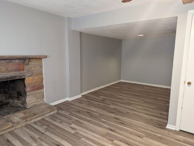 Foto del edificio - Available NOW - Large 3 Bedroom Home in th...