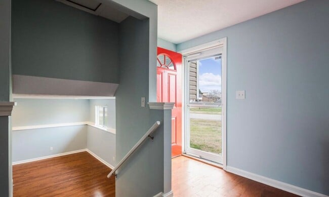 Building Photo - Newly Renovated Hillview Bi-Level! ASK US ABOUT OUR LONG-TERM LEASE SPECIAL TODAY!