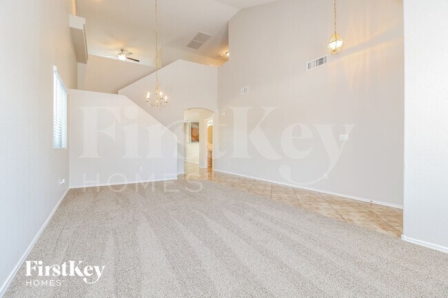 Building Photo - 3256 W Huntington Dr