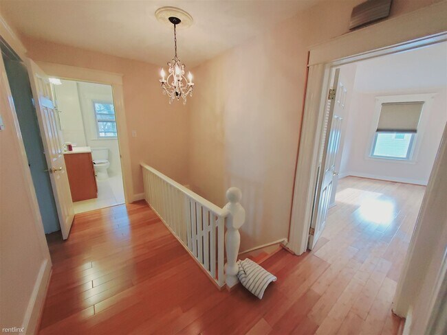 Building Photo - 2 br, 1 bath Condo - 131 Soundview Ave Apt 2