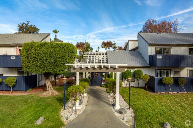 Entrada - Blossom Oaks Apartments